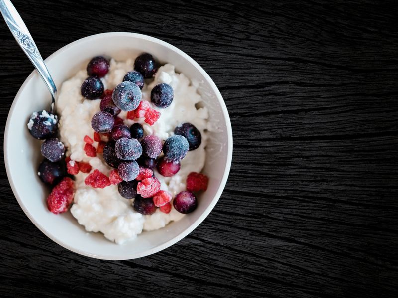 Quark with Berries and Flaxseed